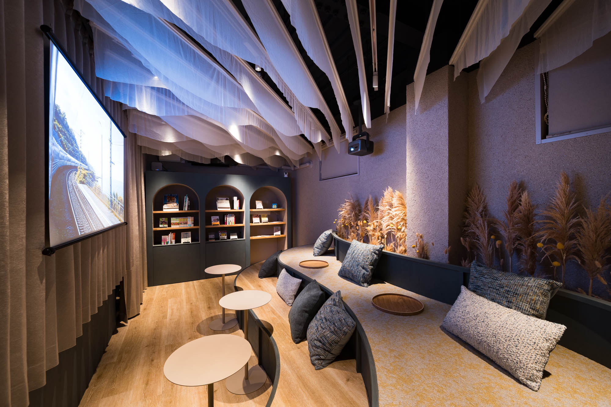 R HOTELS｜R Hotel Nagoya Stationでは「JMGO」の4Kプロジェクターを